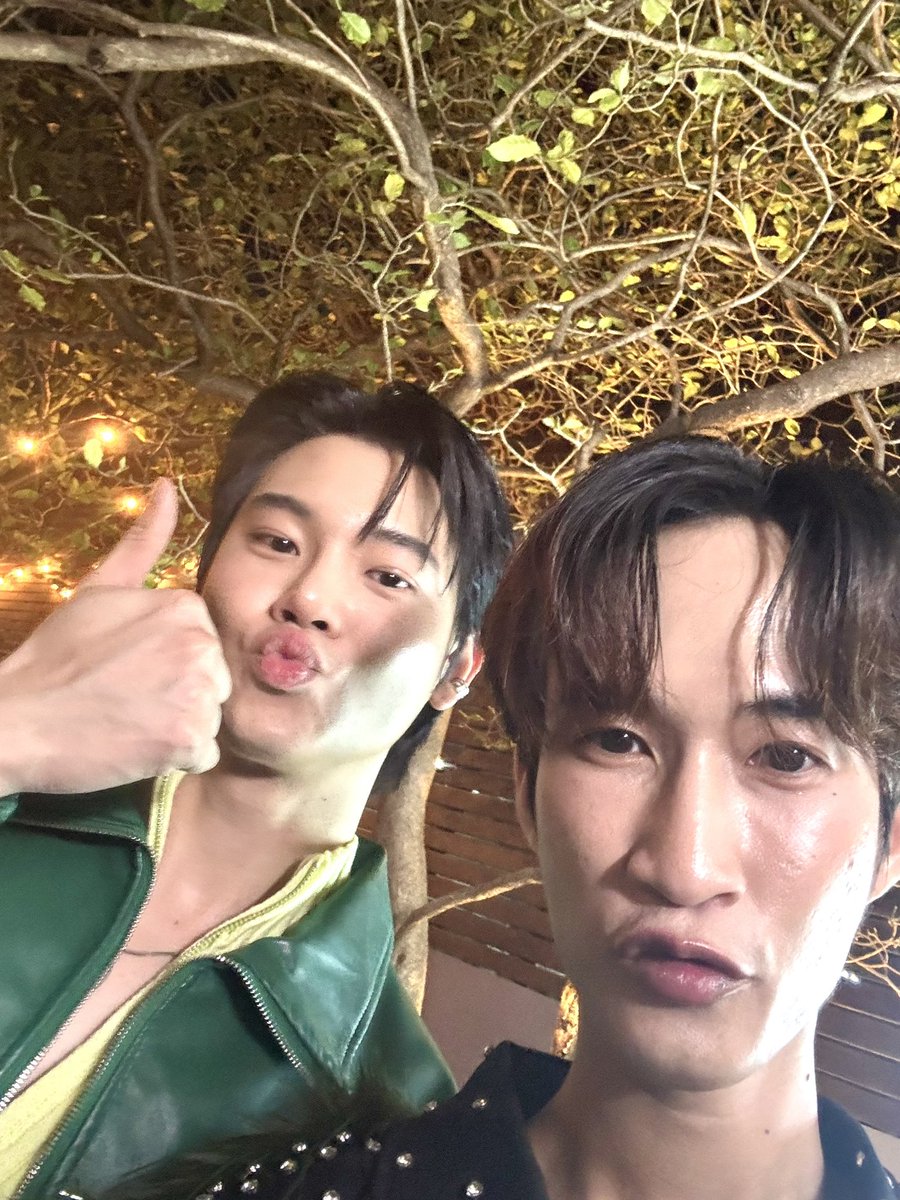 AerthH's tweet photo. ขอบคุณ Garnier Thailand ได้ให้เกียรติเชิญมาร่วม
Thank You Party ✨

เป็นแบรนด์ Global ที่อยู่กับคนไทยมานาน คุ้นเคยมาตั้งแต่เด็ก

ได้ร่วมงานกันหลายครั้ง รวมถึงไป Visit Lab Science ที่ Singapore

เป็นแบรนด์แมสที่ไม่หยุดพัฒนาตัวเอง ส่วนผสมวิทยาศาสตร์มากขึ้น ใช้พลาสติกน้อยลง Packaging Recycle ได้เกือบทั้งหมด

ดีใจที่หลายๆคนเปิดใจมาใช้ Garnier พิสูจน์ได้เลยว่าของดีไม่จำเป็นต้องมีราคาคาแพง

วันนี้ Garnier ได้สานฝัน สาวน้อย มข คืนสู่เหย้า ได้มาเจอพี่วอร์อีกรอบ เป็น ผช ที่สนุก จริงใจ เหมาะกับ Garnier มาก Fan Support ดีมาก

ปีนี้พบกับ NPD ปังๆจาก Garnier ได้เลย HNY ka 💖

#GarnierThailand
#TheGarnierGreenScene