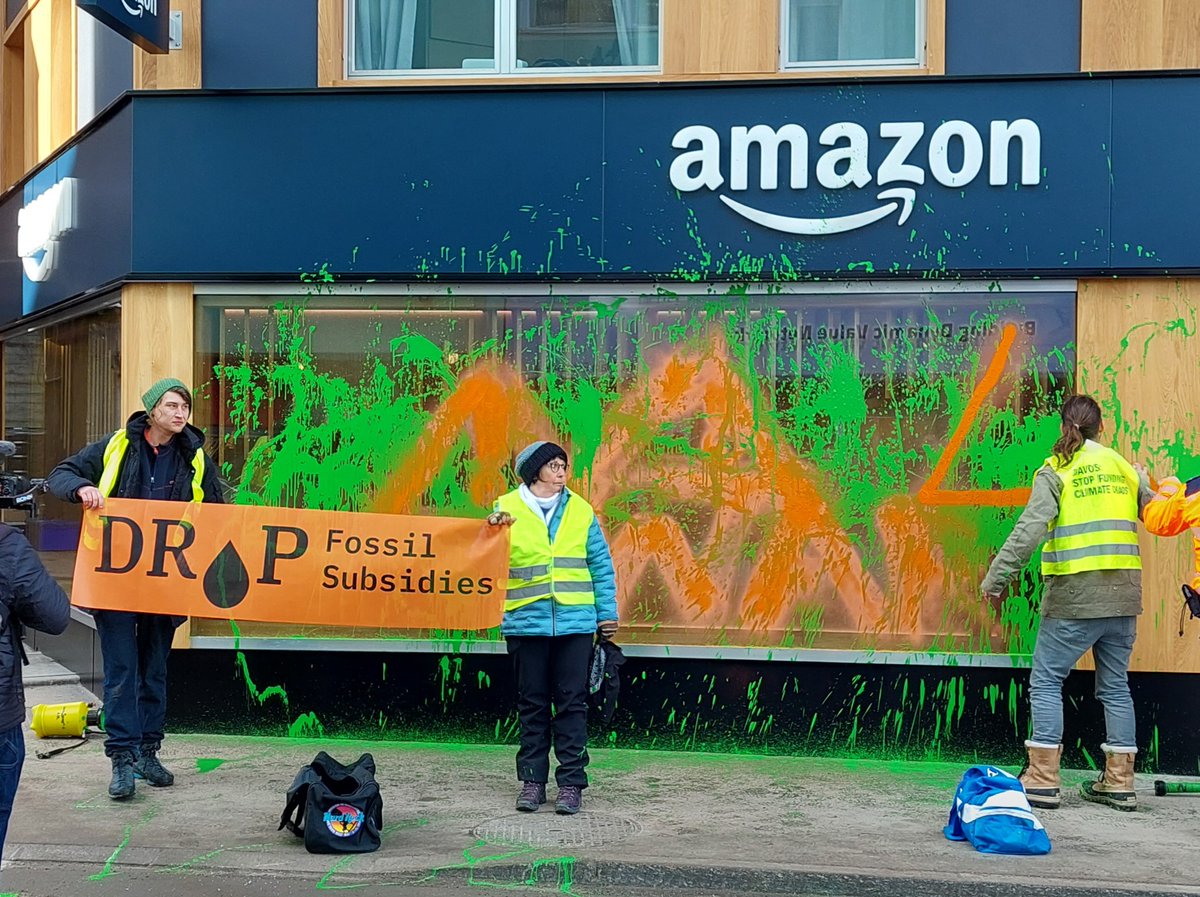 📈 Seit Amazon 2019 sein „Klimaversprechen“ abgegeben hat, sind seine Emissionen in die Höhe geschossen. Sie sind jetzt grösser als die kombinierten Emissionen der emissionsärmsten 71 Länder der Welt. 🔥

Ihr Profit geht auf Kosten eines lebenswerten Planeten für alle.
