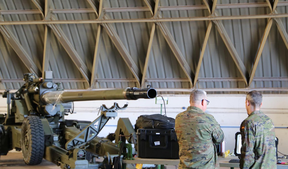 Para garantizar el éxito en cada misión es esencial el correcto mantenimiento de los materiales, y para ello el personal del 💣 RACA 93 #BRICANXVI revisa y pone a punto su equipo, preparándose con precisión para las maniobras DRAGO 2025 en el CENAD “San Gregorio” 
<a href="/MCANA_ET/">Mando de Canarias</a>🇪🇸