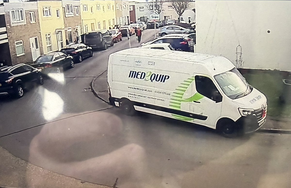 Pegaso650's tweet photo. @MedequipUK    Nice bit of parking. Covering the pavement and on a junction. Must do better https://t.co/kUjUgodp7I