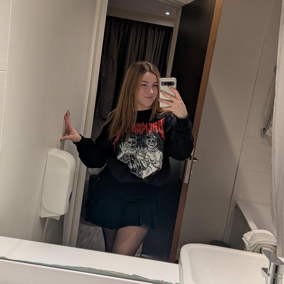 ParagonLem's tweet photo. Healed my inner child last night seeing Dan and Phil ❤️🏳️‍🌈

#terribleinfluencetour https://t.co/wVHwZpqwOx