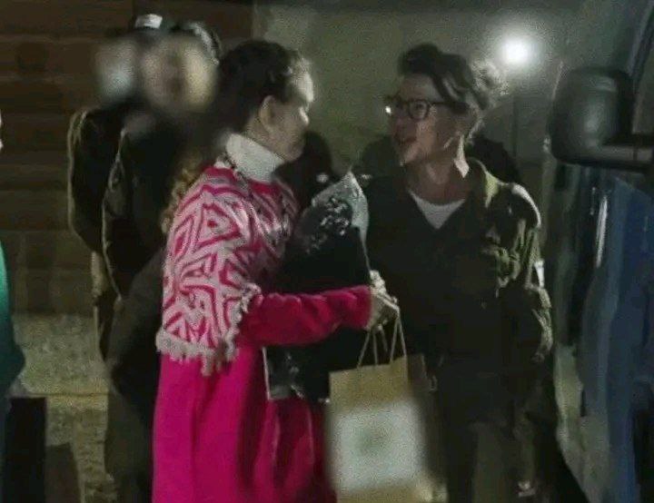 كتائـ ـب القسـ ـام سلمت الأسيرات الإسرائيليات الثلاث المفرج عنهن، حقيبة هدايا تحتوى على خارطة #غزة، وصور من الأسر.

#غزة_تنتصر