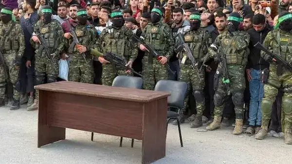 قبل تسليم كتائب القسام الأسيرات الإسرائيليات الثلاث.. طاولة وكرسيين "فارغيين" في ساحة وسط غزة تثير التساؤلات.. وناشطون من #غزة يعلقون: ''هولاء، هنية والسنوار حاضرين صفقة التبادل'' 

# #غزة_تنتصر