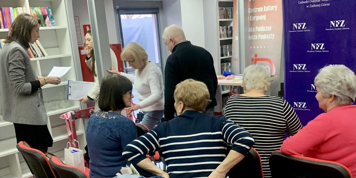 NFZ_ZielonaG's tweet photo. Bardzo miło spędziliśmy czas z seniorami.
Spytaliśmy jak dbają o zdrowie i wręczyliśmy drobne zdrowotne upominki. Chcieliśmy, żeby było świątecznie z okazji ważnych dla nich Dni Babci i Dziadka, i było!
#Kargowa #zdrowieseniora https://t.co/TFnaWNqTNg