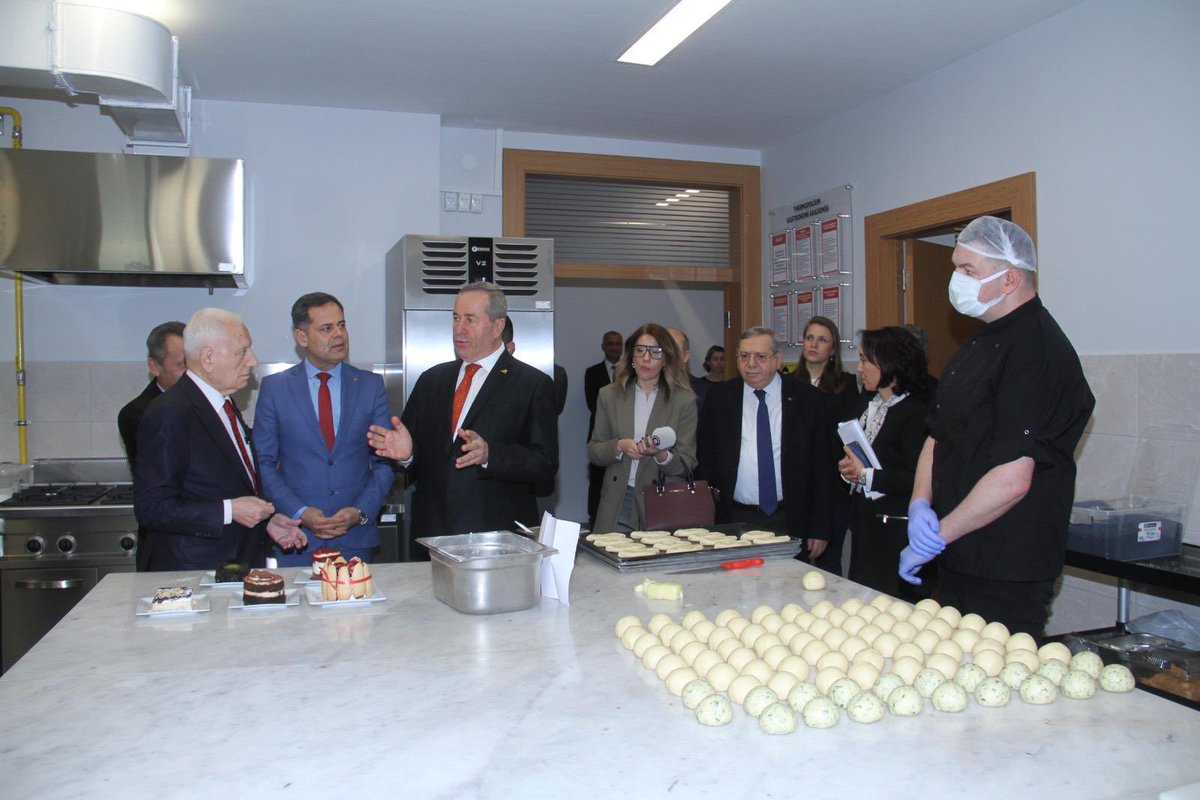rizepazarbel's tweet photo. Belediye Başkanımız Neşet ÇAKIR, Ankara ziyaretleri kapsamında hemşehrimiz, gurur kaynağımız Prof. Dr. Mehmet HABERAL’i ziyaret etti. 

Pazar simidini Başkent Üniversitesi’nde üretmeye başlayan hocamız, ilçemizin değerlerini tüm Türkiye’ye tanıtmaya devam ediyor. https://t.co/kL6fteBMMK