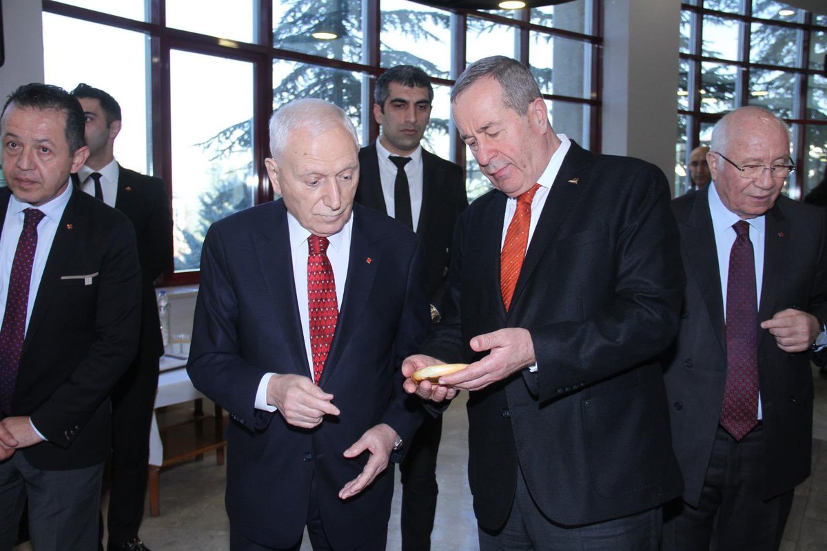 rizepazarbel's tweet photo. Belediye Başkanımız Neşet ÇAKIR, Ankara ziyaretleri kapsamında hemşehrimiz, gurur kaynağımız Prof. Dr. Mehmet HABERAL’i ziyaret etti. 

Pazar simidini Başkent Üniversitesi’nde üretmeye başlayan hocamız, ilçemizin değerlerini tüm Türkiye’ye tanıtmaya devam ediyor. https://t.co/kL6fteBMMK