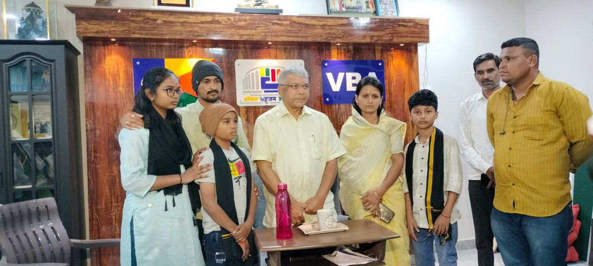 मस्साजोग येथील सरपंच मयत संतोष देशमुख यांच्या कुटुंबीयांनी यशवंत भवन, अकोला येथे वंचित बहुजन आघाडीचे नेते <a href="/Prksh_Ambedkar/">Prakash Ambedkar</a> यांची आज भेट घेतली.

याभेटी दरम्यान देशमुख कुटुंबीयांनी संतोष देशमुख यांच्या हत्येविषयी माहिती दिली. यावेळी बाळासाहेब आंबेडकर यांनी कुटुंबियांचे सांत्वन केले.