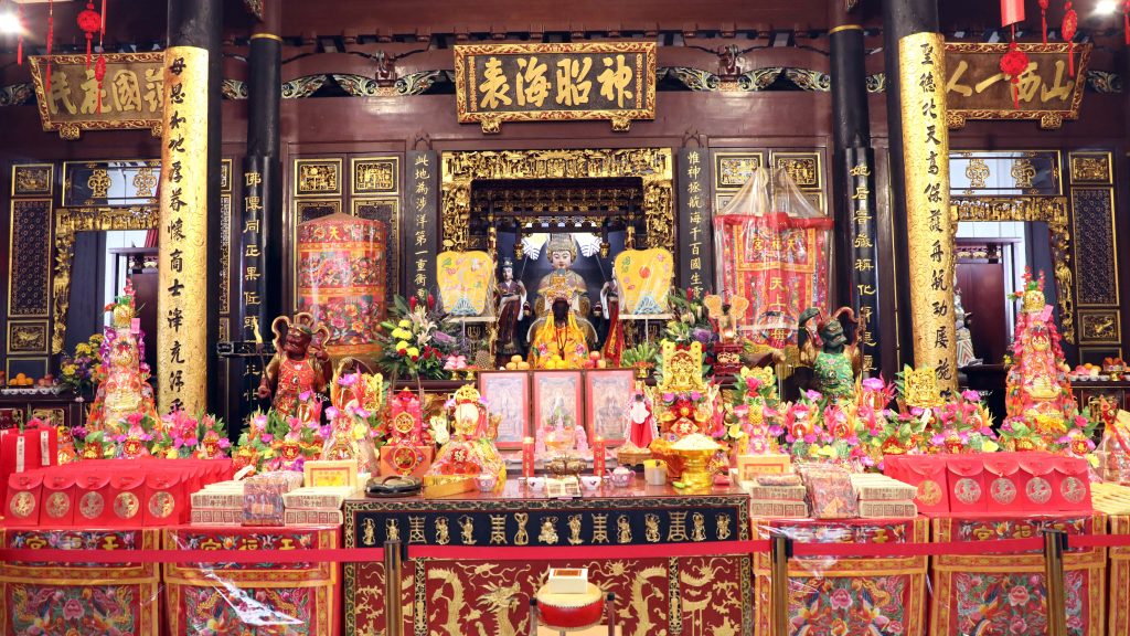 BlaircHasxley's tweet photo. 天福宮は1840年に建てられ、シンガポールの直落亞逸通りに位置しています。福建商人たちの集会所として利用されていました。媽祖という女神は、船乗りを守り、安全な航海を祈願する存在とされています。

#天福宮 #媽祖 #シンガポール https://t.co/k9ynzA6adN