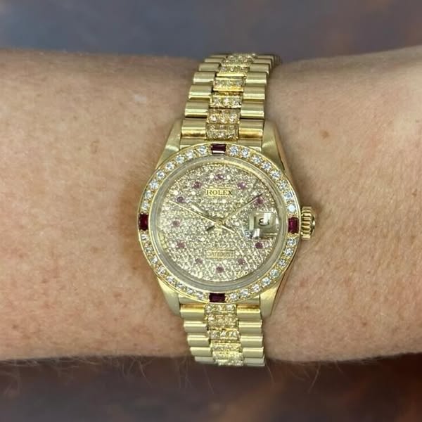 jewelsintime's tweet photo. This pristine pre-owned ladiesโ Rolex Datejust features a stunning Rolex factory silver dial with diamond markers, all encased in solid 18k white gold.
#JewelsInTime #Watches #Luxury #Rolex #InternationalShipping #rolex #watchaddict #watchcollector #watchmania #rolexwatch https://t.co/vX88gl9ob1