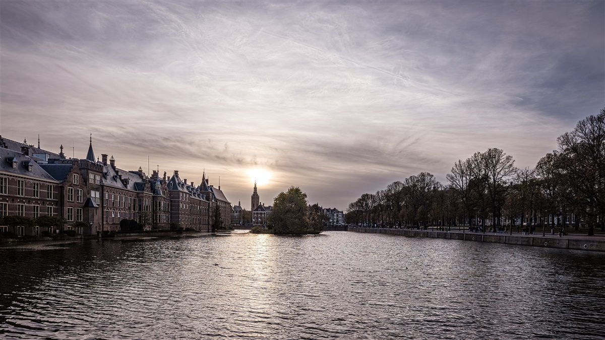 hhdelfland's tweet photo. Het Hoogheemraadschap van Delfland geeft toestemming aan het Rijksvastgoedbedrijf voor het tijdelijk dempen van een deel van de Hofvijver. Het gaat om een kleine strook langs de gevels van het #Binnenhof.
Meer lezen? 👉 https://t.co/1igcv0No0V https://t.co/iQT64PCWrY