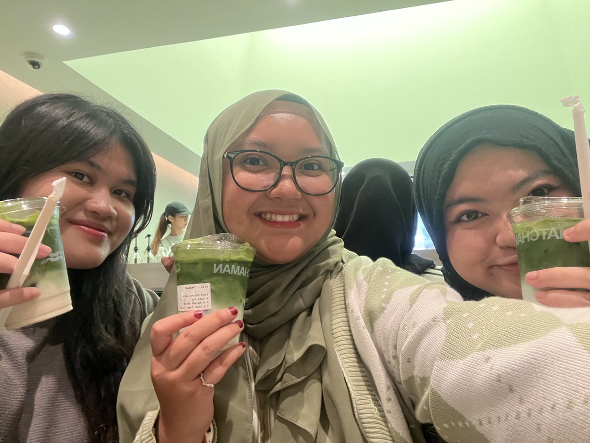 skiesloversss's tweet photo. blok m w/ teeya &amp; fathma💗💗💗
(((ngide beli dubai chocolate))) https://t.co/stUA1f62b8
