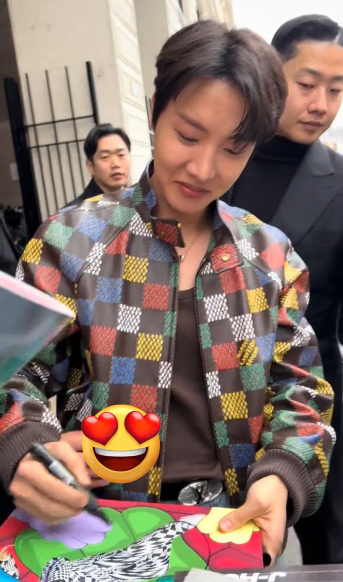 tksovers's tweet photo. He's glowing omg !! 

GLOBAL FASHION ICON J-HOPE
J-HOPE AT LV FASHION SHOW
#jhopexLouisVuitton 
#jhopeAtLVFashionShow https://t.co/7fWjBQYFMX