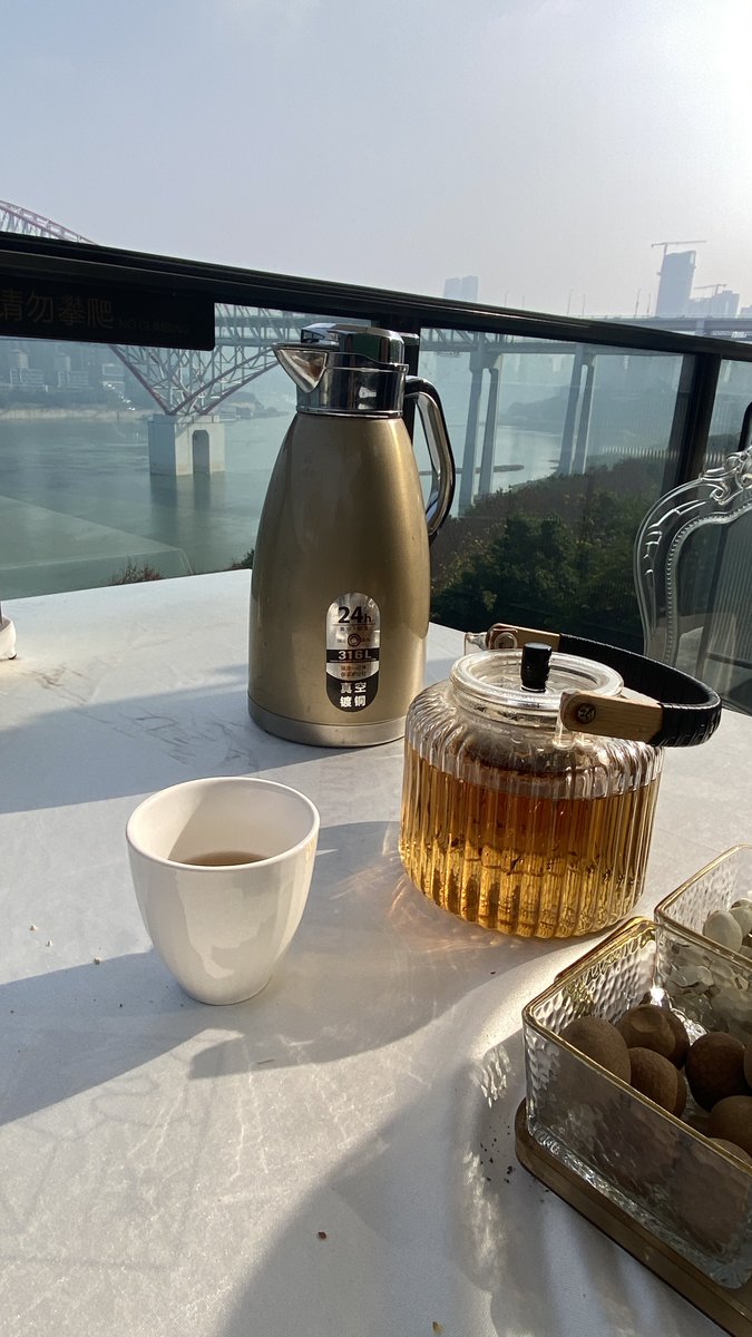 jin_gller's tweet photo. 重庆不愧是著名的3 D城市，轮廓很养眼，但体验感就与成都差了一大截。
这里盛行的是码头文化和江湖乱劈柴，显得潦草。这种潦草不是写意从容的那种，是慌乱不自信的那种。
这是座风尘气与江湖气非常重的城市，曾经极力排斥它。命运弄人，未来却要与它常交道。
努力适应吧😌 https://t.co/X4U5o3E4nY