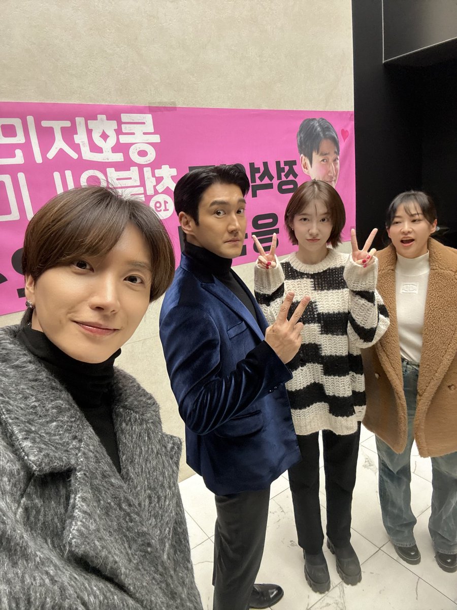 wonniemallow's tweet photo. LEETEUK went to watch SIWON's movie today 

#슈퍼주니어 #SUPERJUNIOR
@SJofficial https://t.co/9VFfcBjhSH