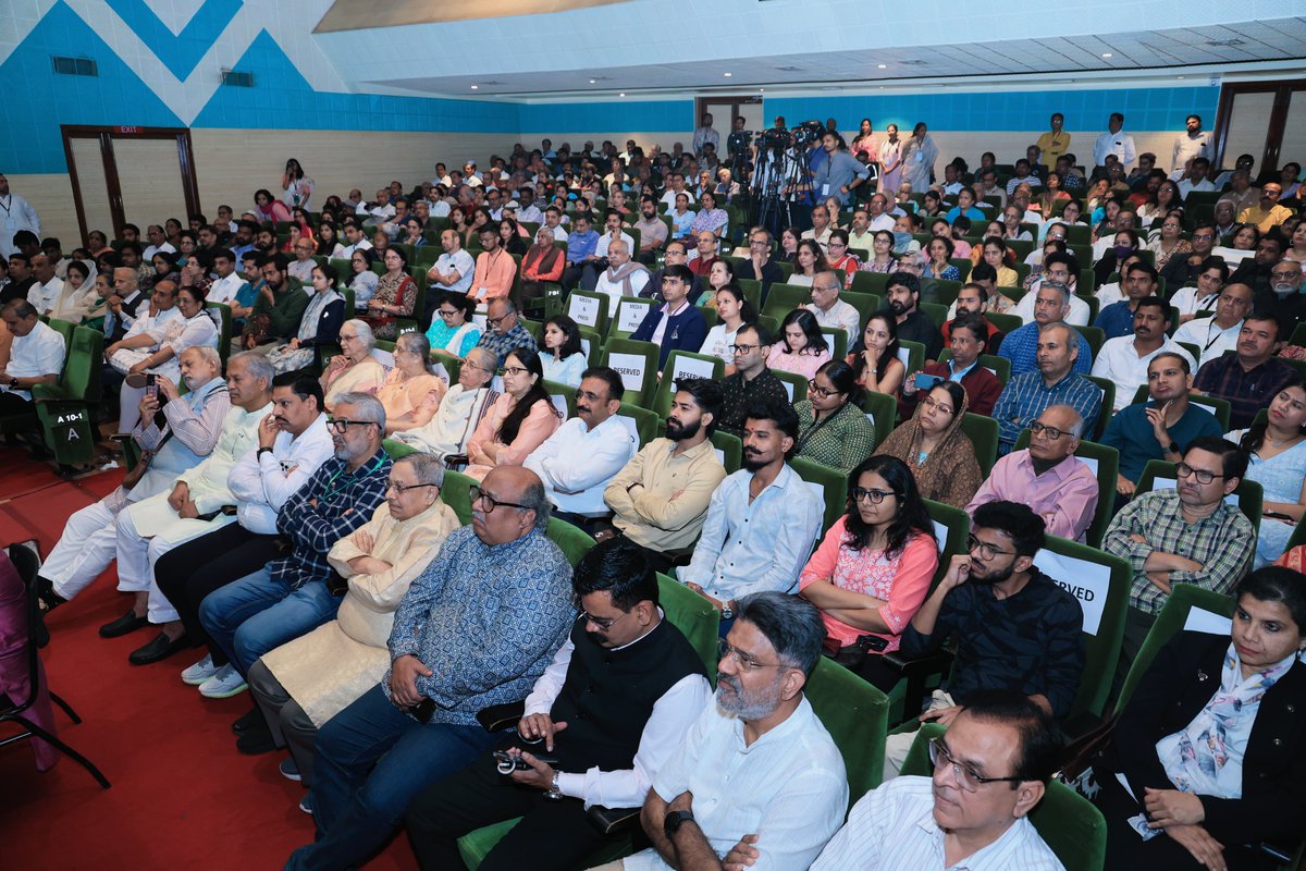 ‘मृत्यू : एक अटळ सत्य' पुस्तकाचे प्रकाशन…

'सकाळ प्रकाशन' आणि 'ईशा फाउंडेशन'च्या वतीने सद्‌गुरू यांच्या 'मृत्यू : एक अटळ सत्य' या पुस्तकाचे प्रकाशन माझ्या हस्ते करण्यात आले.

वंदनीय सद्‌गुरु यांनी लिहिलेले हे पुस्तक नव्या पिढीला चिंतन करायला लावणारे आहे. मृत्यू अटळ असेल तर