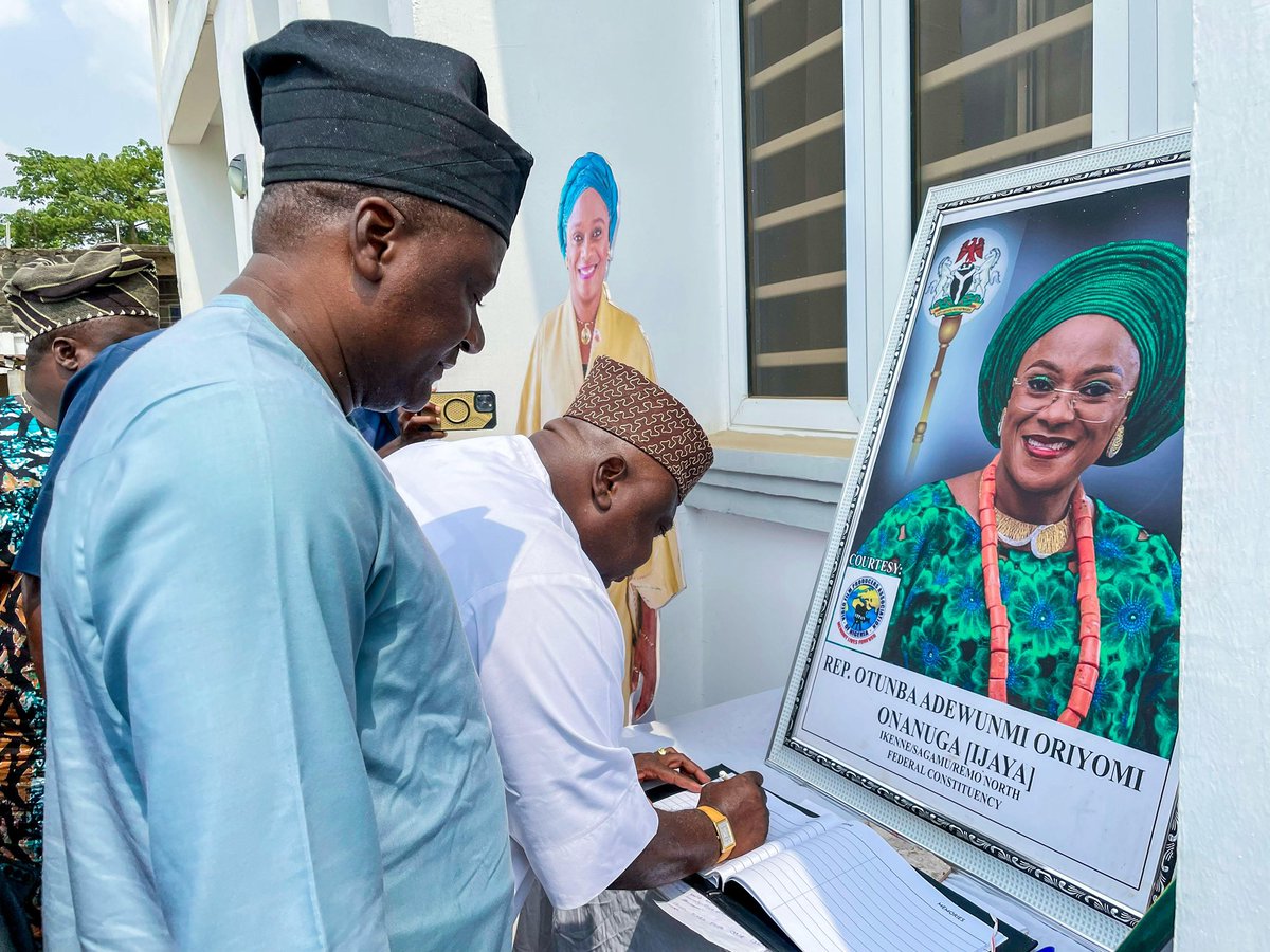 ladiadebutu's tweet photo. Today, I paid a condolence visit to the family of the late Hon. Adewunmi Onanuga (IJAYA).

In this time of grief, we stand together to honour the life and legacy of a remarkable individual who touched many lives and served our people. 

May the Almighty grant the family strength and comfort during this difficult time.