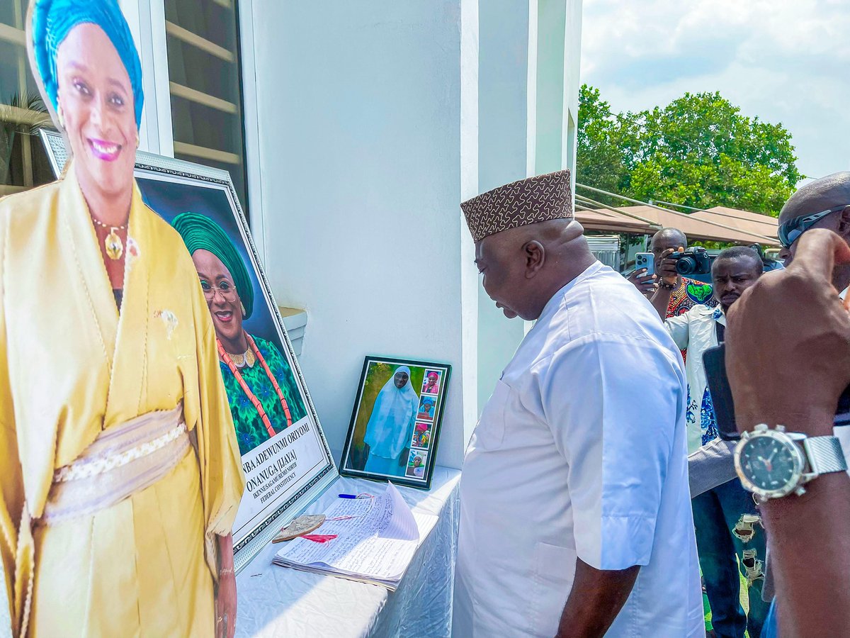 ladiadebutu's tweet photo. Today, I paid a condolence visit to the family of the late Hon. Adewunmi Onanuga (IJAYA).

In this time of grief, we stand together to honour the life and legacy of a remarkable individual who touched many lives and served our people. 

May the Almighty grant the family strength and comfort during this difficult time.