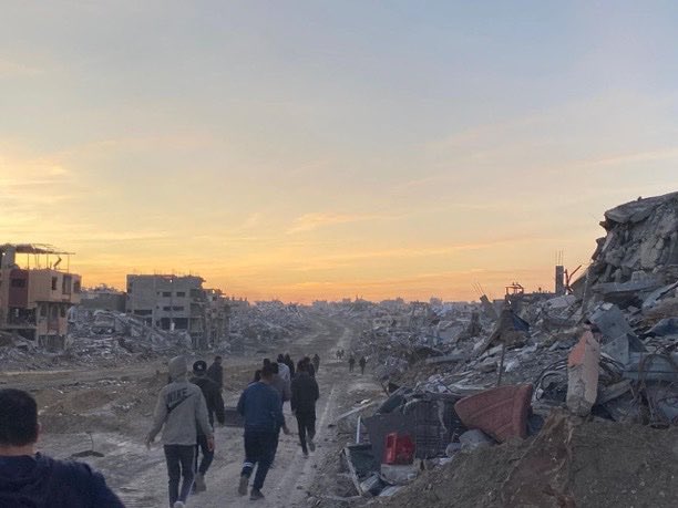 Des heures de direct à Los Angeles pour les villas de star détruites par les incendies.

Et puis il y a Gaza, seule face à la barbarie de ce monde.

🇵🇸