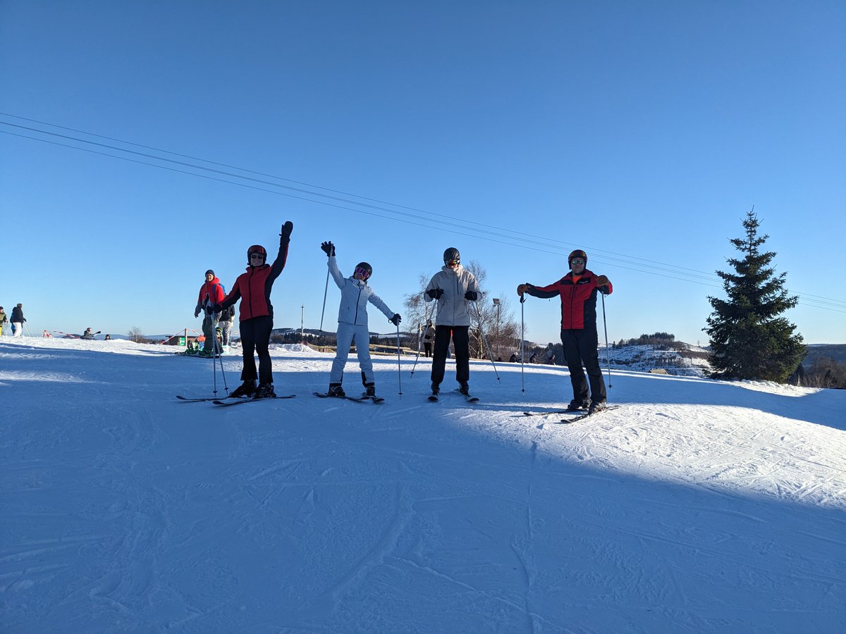 ExplainiT_NL's tweet photo. 𝐆𝐞𝐞𝐧 𝐁𝐥𝐮𝐞 𝐌𝐨𝐧𝐝𝐚𝐲 𝐯𝐨𝐨𝐫 𝐨𝐧𝐬!❄️⛷️🏔️

Voor ons voelt het niet als Blue Monday, omdat we nagenieten van een fantastisch 𝒘𝒆𝒆𝒌𝒆𝒏𝒅 𝒊𝒏 𝑾𝒊𝒏𝒕𝒆𝒓𝒃𝒆𝒓𝒈! Met het hele team hebben we twee dagen genoten van sneeuw, stralend weer en heel veel gezelligheid. https://t.co/FWGKdpRL5l