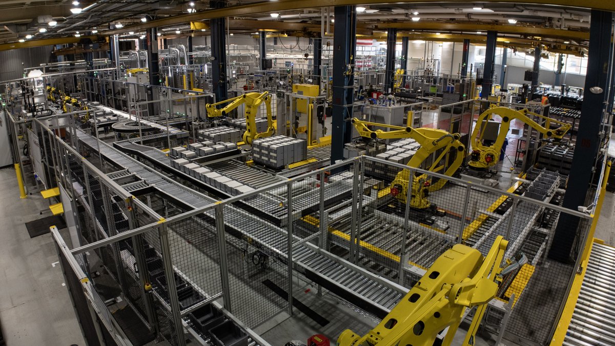 PoweredByEos's tweet image. Eos systems work to ensure secure, reliable energy storage with an American-made supply chain featuring over 90% domestic content. NDAA compliant &amp;amp; military-grade secure, we&apos;re helping build a stronger, more resilient energy grid! #AmericanMade #SecureEnergy #NDAACompliant