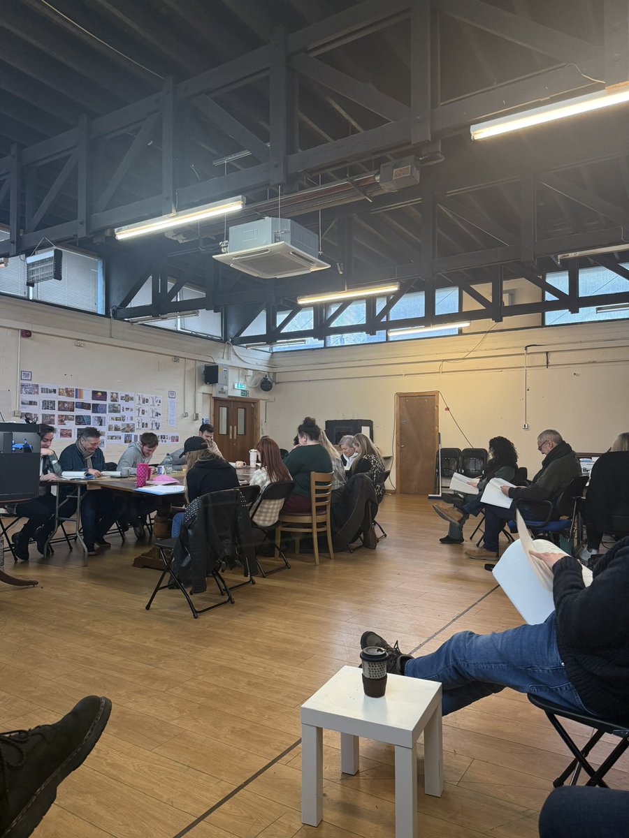 The Peaceful Hour is officially on the way as we’ve started rehearsals today!💞✨

This morning we had a meet and greet with all cast and company of the show! Followed by a look at stage and costume plans and a great read through👏

Book your tickets now!!
liverpoolsroyalcourt.com/main_stage/the…