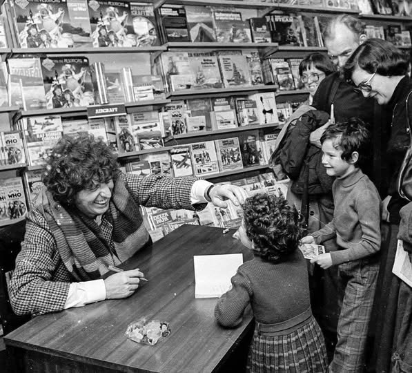 The Doctor will see you now...  

A very happy 91st birthday to Tom Baker, seen here at a book-signing in John Menzies, in Buchanan Street, in 1978.  

Jelly-Babies all round!