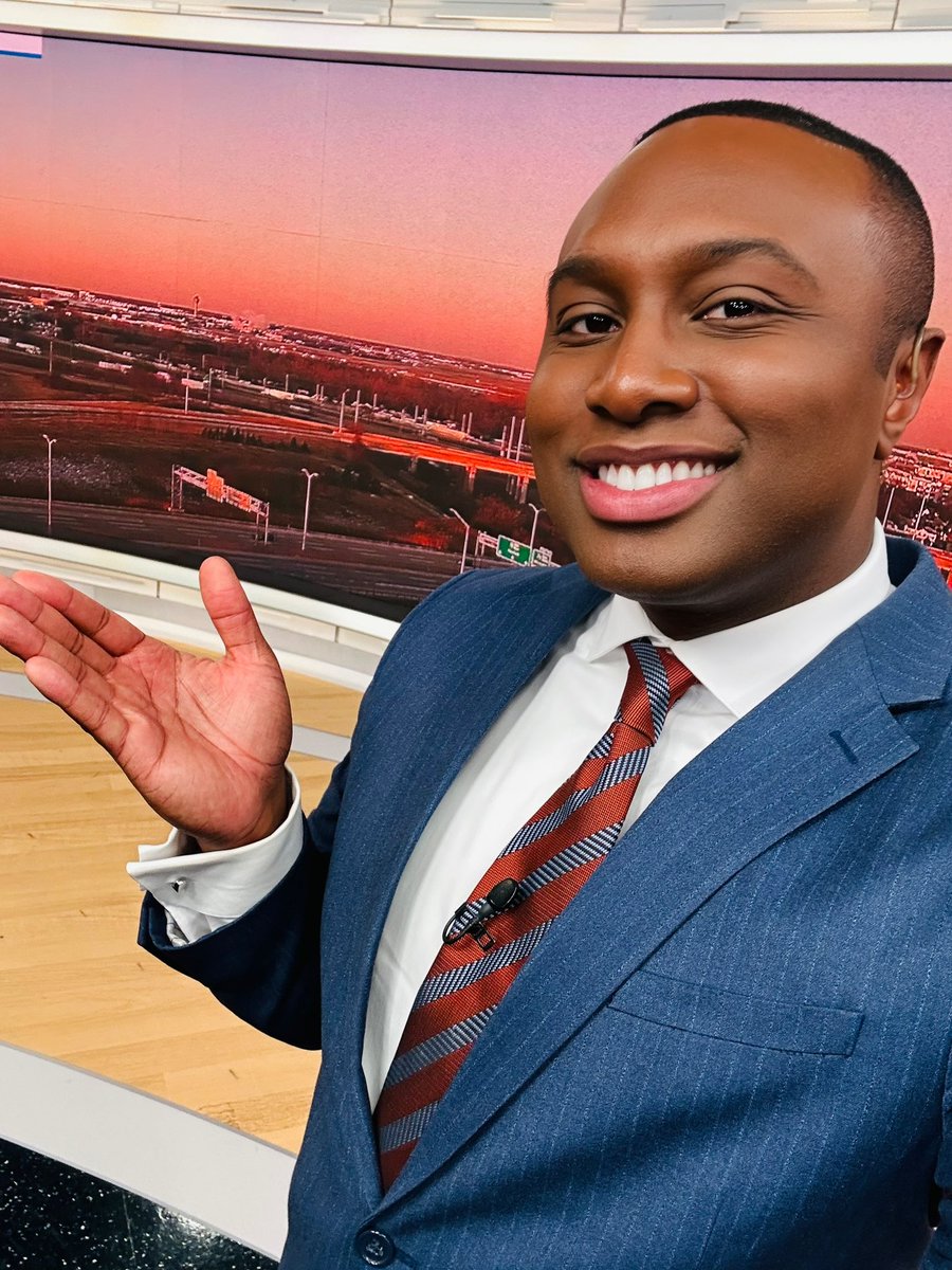 How are you staying warm today?? It’s going to be NEGATIVE degrees in Chicago today and tomorrow. Enjoy this sunrise from indoors where it’s warm! Happy Monday!