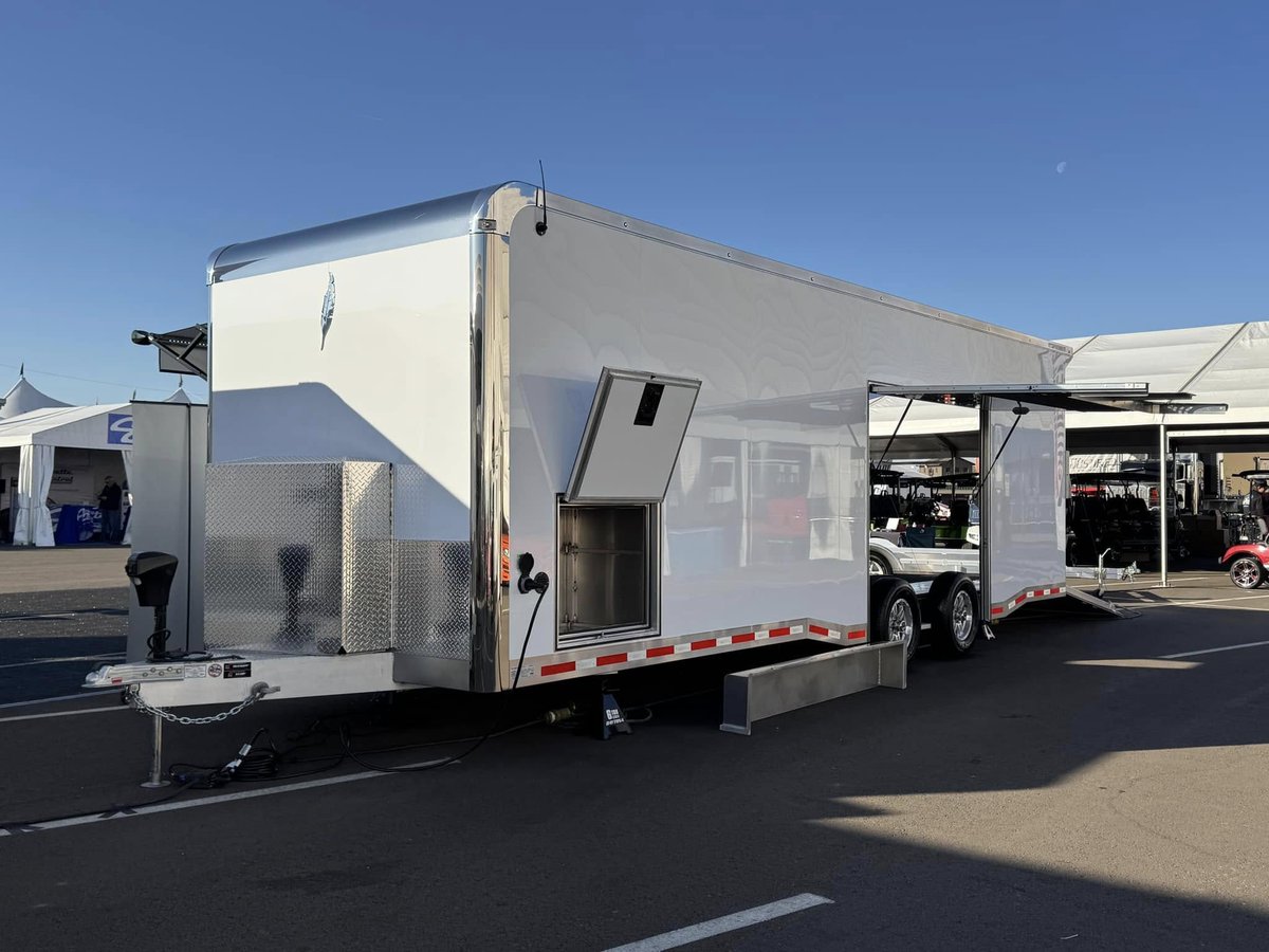 FeatherliteInc's tweet image. We’re here at Barrett-Jackson in Scottsdale, AZ, the premier collector car auction. Come see Featherlite car haulers, including the Model 4410! Dealer Luxury RVs of Arizona is ready to help you go home with a new Featherlite! #barrettjackson #barrettjacksonscottsdale #carauction