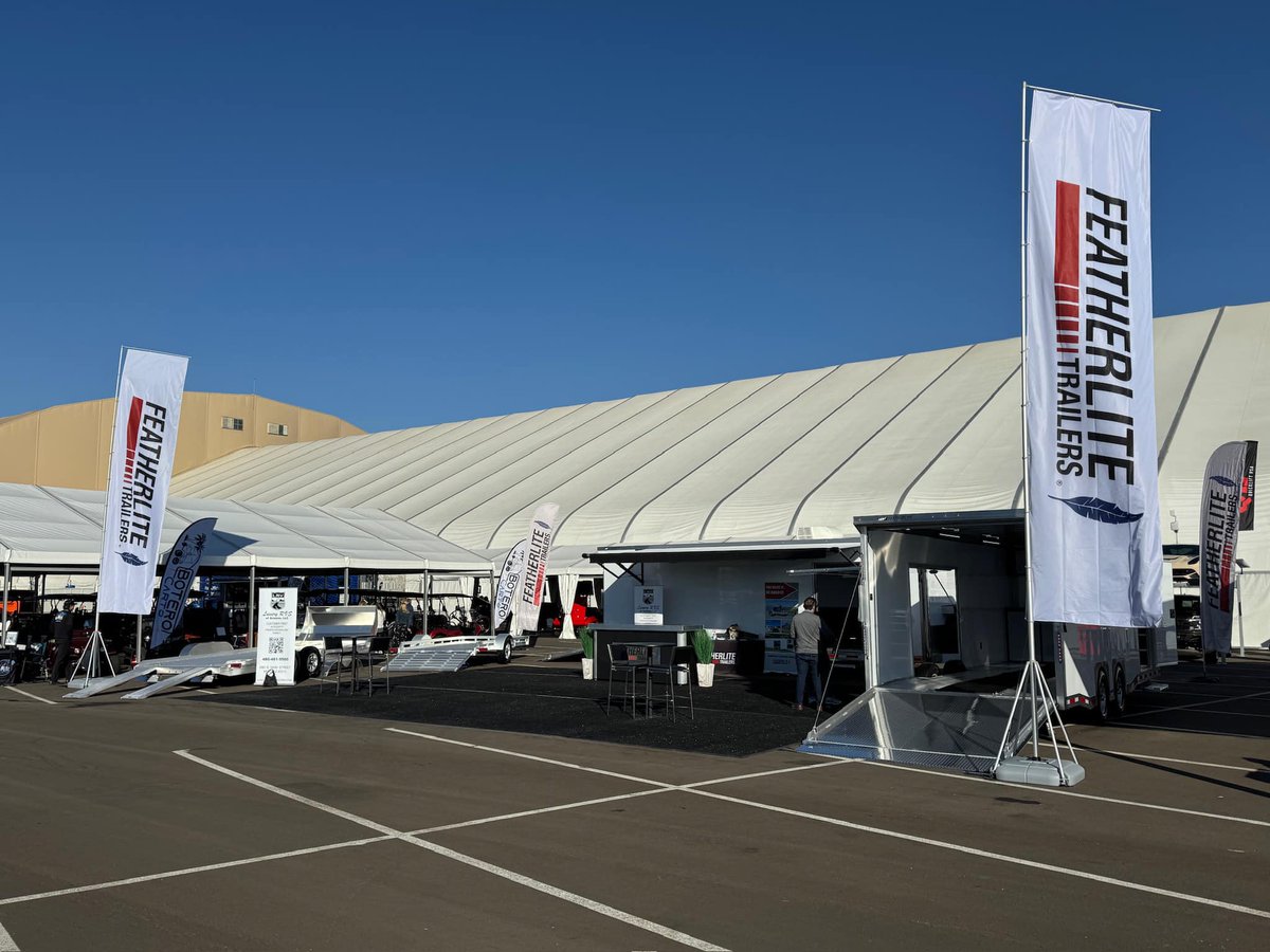 FeatherliteInc's tweet image. We’re here at Barrett-Jackson in Scottsdale, AZ, the premier collector car auction. Come see Featherlite car haulers, including the Model 4410! Dealer Luxury RVs of Arizona is ready to help you go home with a new Featherlite! #barrettjackson #barrettjacksonscottsdale #carauction