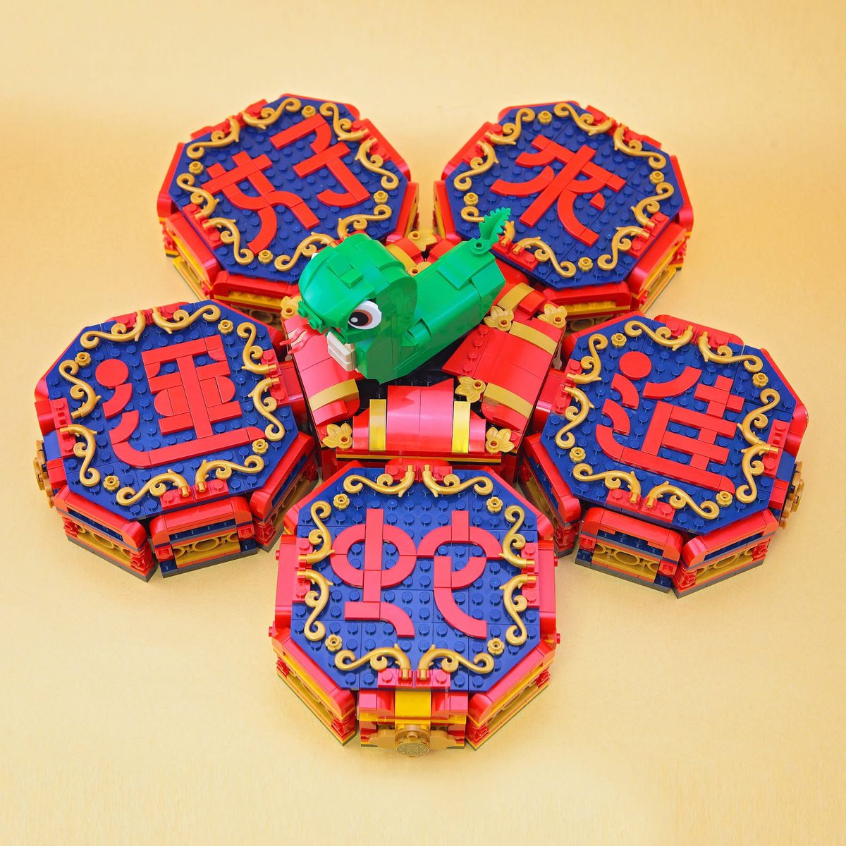 IanHou2's tweet photo. < 好運蛇進來攢盒 >
過新年,桌上少不了擺放零食的「攢(ㄘㄨㄢˊ)盒」
讓我們把喜氣及甜蜜聚集在一起過節,希望今年大家都能好運"蛇"進來。
#樂高 #台灣樂高 #樂高開運迎新春 #樂高開運小鎮 #LEGO #DOGOD #Legocreations #Candybox #新年攢盒 #新年零食盒
IG & Threads: lego_Ianhou https://t.co/mLuywnnRZc