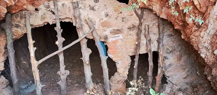 MagazineJimbere's tweet image. 💎 La société Sotrevo Mining Limited a reçu par décret ce 17/01/2025 l'autorisation d'exploitation minière industrielle  des minerais de cassitérite, colombo-tantalite, et autres minerais associés dans la commune de #Busoni de @KirundoProvinc 

✅ Cela fait suite à l'accord