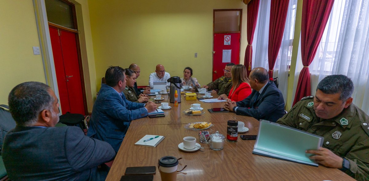 DPRLosLagos's tweet photo. 📍 Hasta #Castro llegó la Delegada Paulina Muñoz para encabezar nueva sesión del #ComitéPolicial, donde se analizaron los últimos hechos delictivos junto a @DPPChiloe, @CarabLosLagos, @PDI_LosLagos, @FiscaliaRegionX, @DGTM_Chile y @AduanaCL. 

#GabineteRegionalenChiloé https://t.co/7qaGmZAvNb