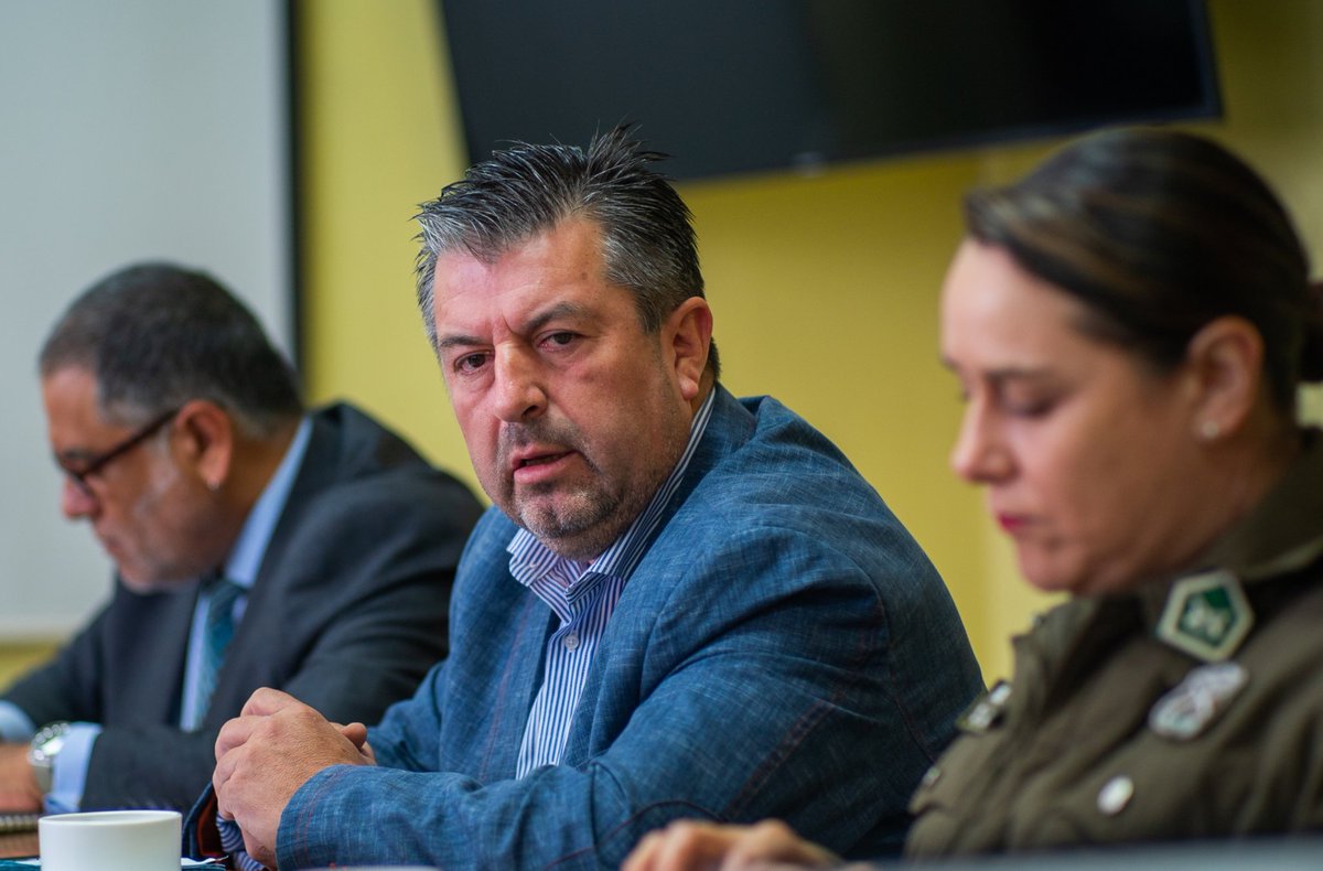 DPRLosLagos's tweet photo. 📍 Hasta #Castro llegó la Delegada Paulina Muñoz para encabezar nueva sesión del #ComitéPolicial, donde se analizaron los últimos hechos delictivos junto a @DPPChiloe, @CarabLosLagos, @PDI_LosLagos, @FiscaliaRegionX, @DGTM_Chile y @AduanaCL. 

#GabineteRegionalenChiloé https://t.co/7qaGmZAvNb
