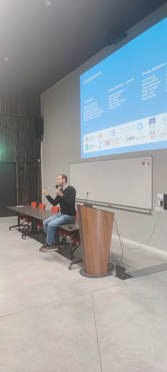 CENTURI's 2nd seminar of the year, a talk on "Slimming down through frustration" by Martin Lenz (LPTMS Paris Saclay), is ending with a question session. 

If you missed it, don't miss our next seminar in just a week! 

Find more details here: centuri-livingsystems.org/centuri-semina…
