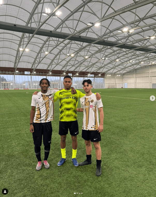 JAKE PICKETT PLAYS AT ST GEORGE'S PARK
pitchero.com/clubs/hillingd…