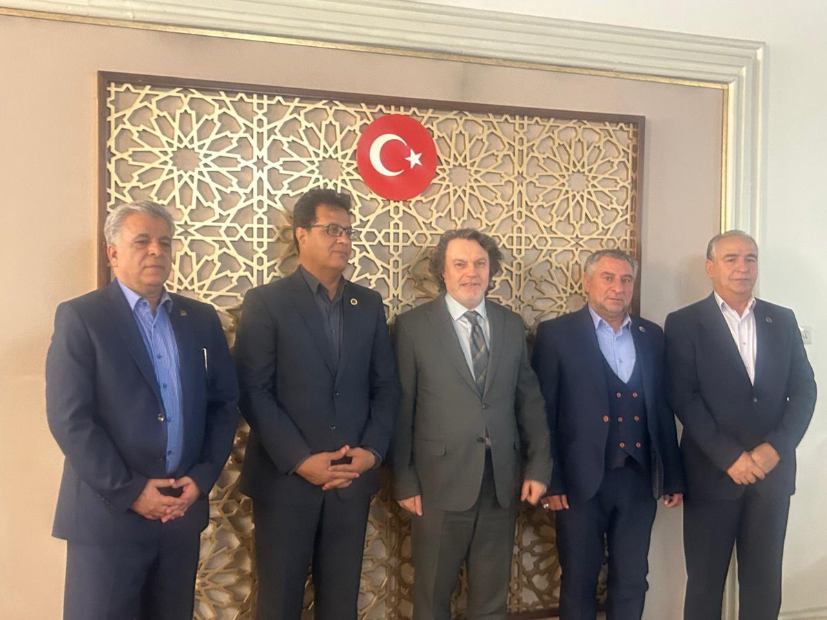 TC_TahranBE's tweet photo. Büyükelçi Hicabi Kırlangıç Hamedan Ticaret Odası heyetini Büyükelçiliğimizde kabul etmiştir. https://t.co/s6FZIIeUJ8