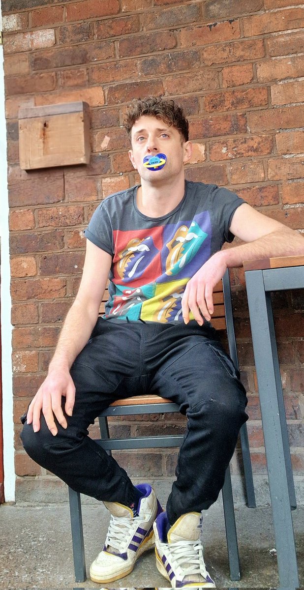 Nothing unusual here. Just minding my own business. 

#diaperboy #diaper #diaperbulge #publicdiaper #plasticpants #binky #pacci #bedwetter #pantswetter #abdlboy #abdlbabyboy #abdl #toddlervibes