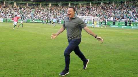 museoRCF1919's tweet image. Me quedo con esto.
Cuatro años, con sus altos y sus bajos, pero este momento nos devolvió a todos la sonrisa y la ilusión. 
Gracias Cristobal. 
Opa @racingferrolsad SIEMPRE
💚💚💚
Foto @lavozdegalicia
