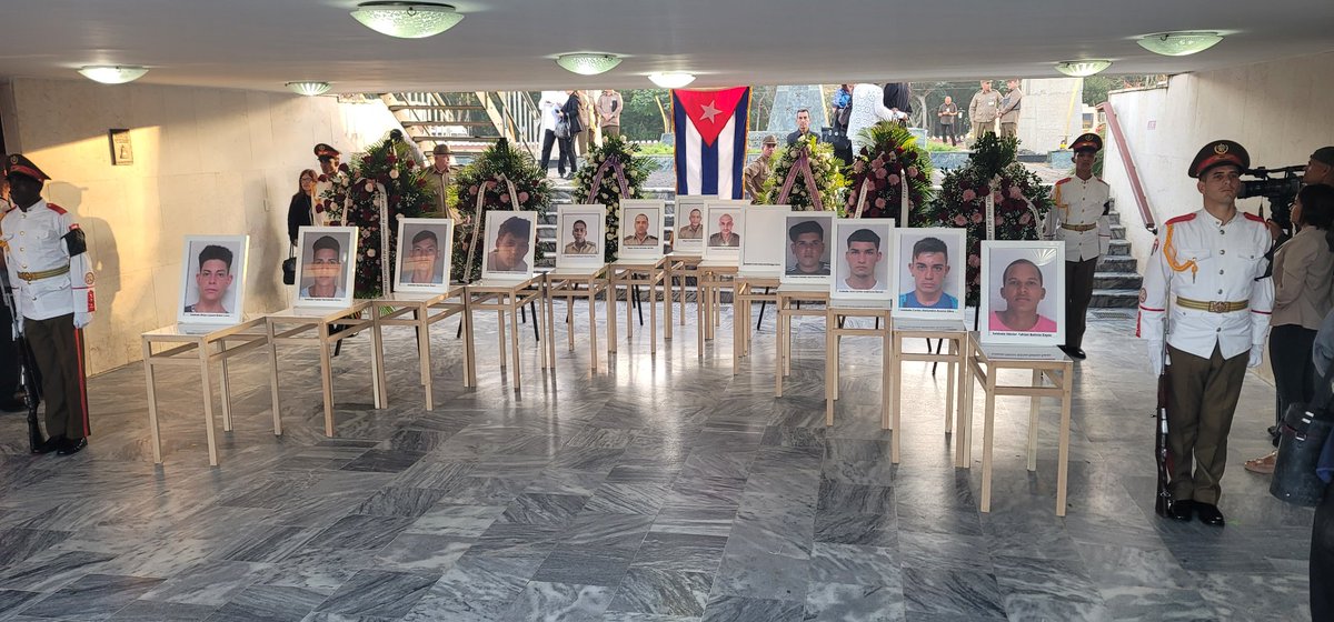 QueipoRuiz's tweet photo. Desde las 7:00 de la mañana el pueblo holguinero, en nombre de #Cuba, le está rindiendo homenaje a nuestros 13 combatientes de las Fuerzas Armadas Revolucionarias, caídos en el cumplimiento del deber. #CubaHonra #HolguínHonra #HonorHolguinero https://t.co/daLaakNI4n