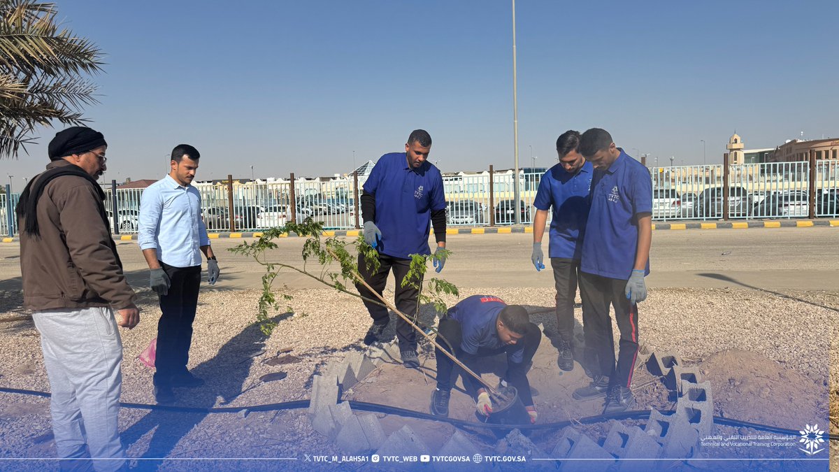 tvtc_m_alahsa1's tweet photo. 🔹سعادة مدير المعهد ومنسوبيه يبادرون بغرس عدد من الشتلات في بعض مرافق المعهد وذلك ضمن مبادرة #السعودية_الخضراء 
لتعزيز الوعي البيئي ودعم الاستدامة. 

#التدريب_التقني https://t.co/1gUVQYA74R