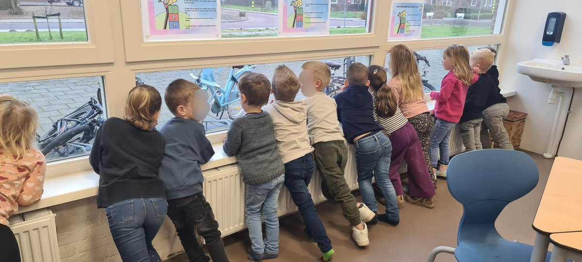 Als de veegmachine voorbij komt moet je natuurlijk kijken. #onderwijs #po #gvo #kleuters
