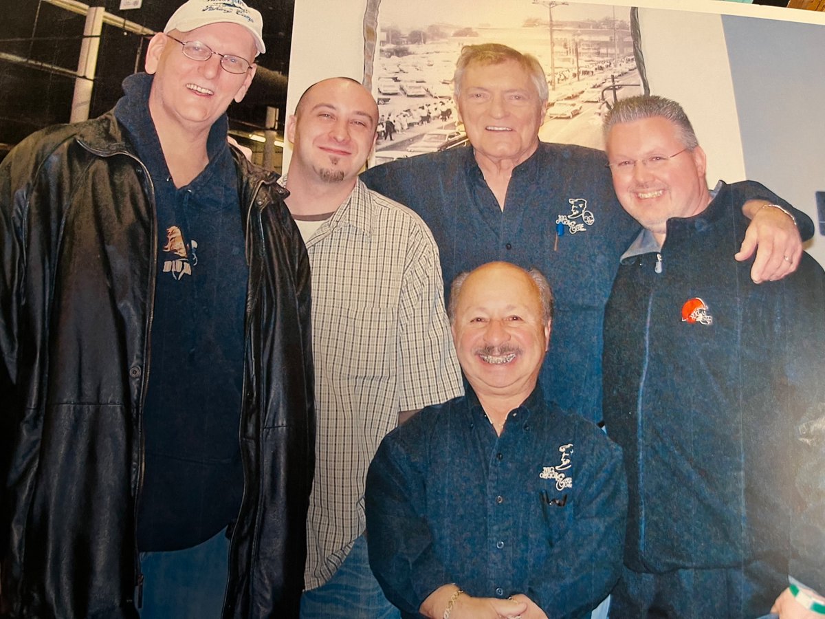 rockandrollatoz's tweet photo. @fox8news Legends! Our family never missed he and Little John’s hijinks. Met them as a kid at a Warren Haunted House and later took my brother and I took my Dad, who was a huge fan, to meet them! #RIPBigchuck https://t.co/JJPT3ujhmc