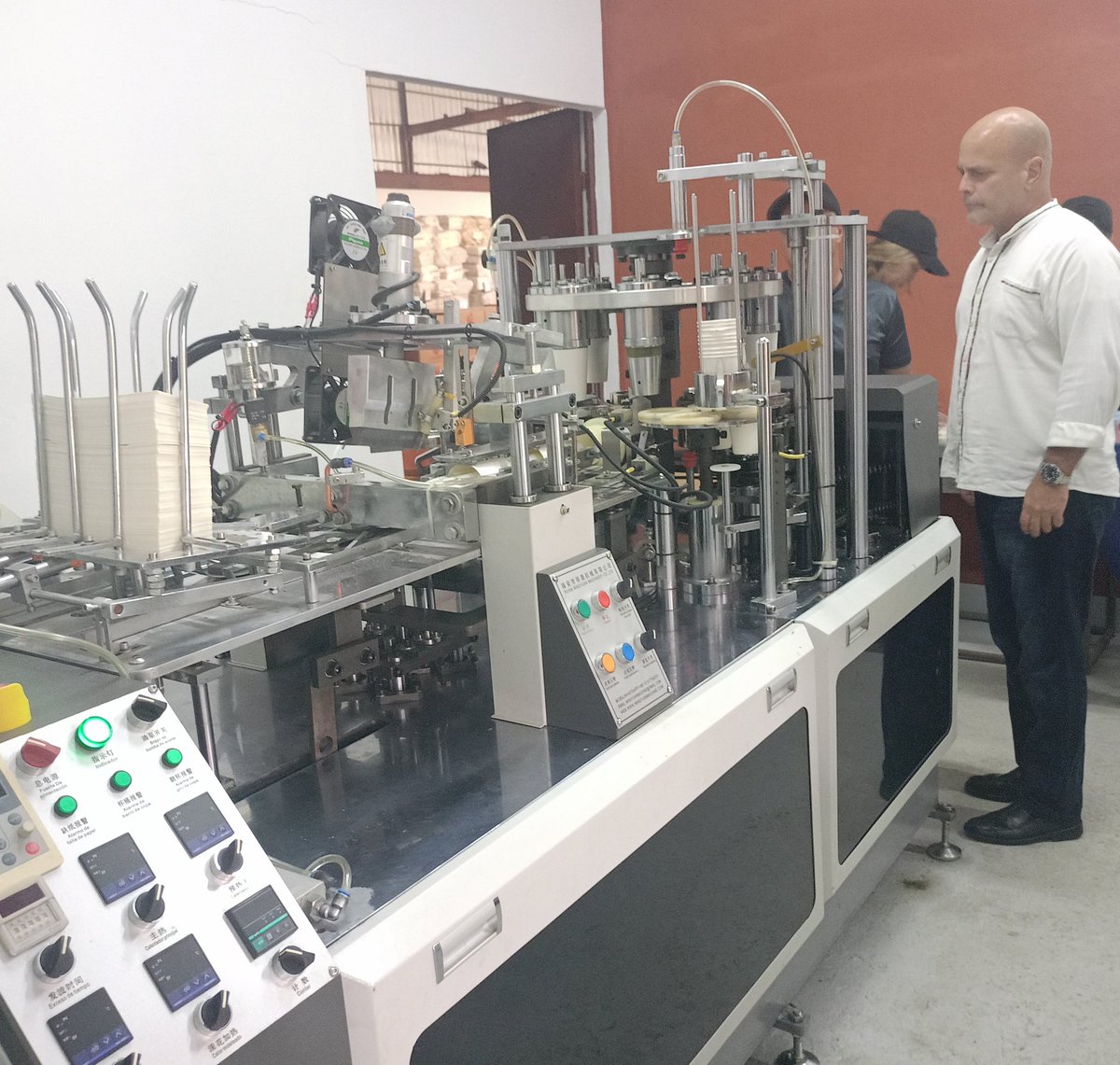GHNordelo5's tweet photo. Visitamos la Mipyme "empaKte" de La Lisa, en la que dos máquinas chinas producen cada una 50 vasos por minuto, de 4 y 8 onzas, en cartón biodegradable. Su colectivo apuesta por la sustitución de importaciones y la  protección del medio ambiente. #Cuba #CDRCuba #UnidosXCuba https://t.co/6YkRaOjmg4