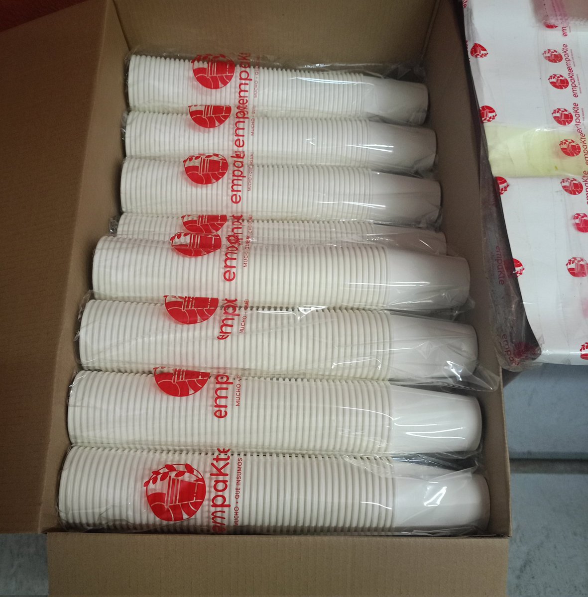 GHNordelo5's tweet photo. Visitamos la Mipyme "empaKte" de La Lisa, en la que dos máquinas chinas producen cada una 50 vasos por minuto, de 4 y 8 onzas, en cartón biodegradable. Su colectivo apuesta por la sustitución de importaciones y la  protección del medio ambiente. #Cuba #CDRCuba #UnidosXCuba https://t.co/6YkRaOjmg4