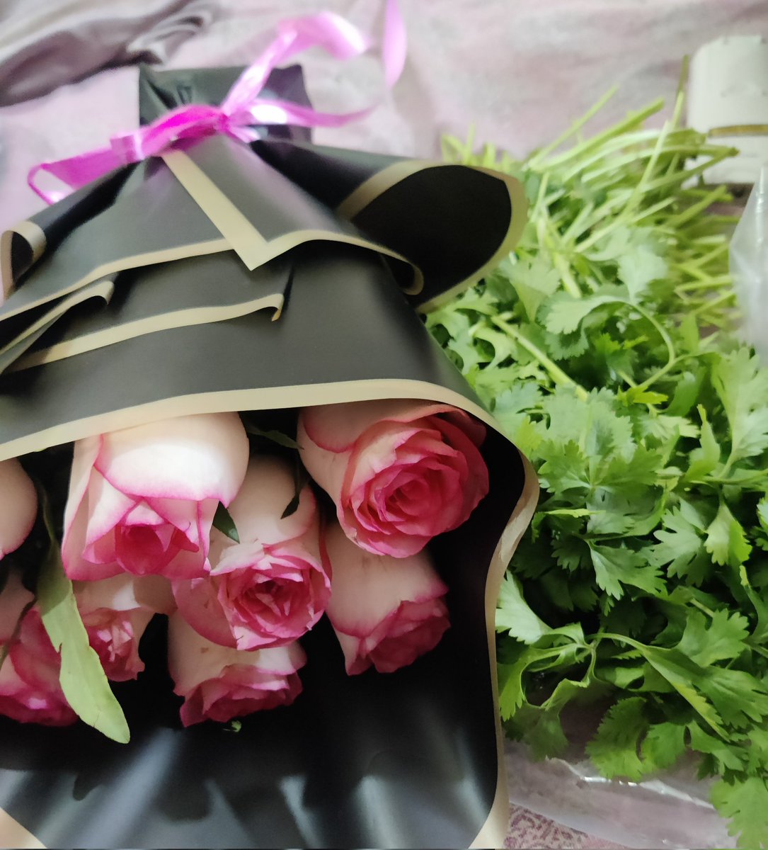 he sent me flowers and Swiggy sent free dhaniya with that bro why tf would I need that????😭