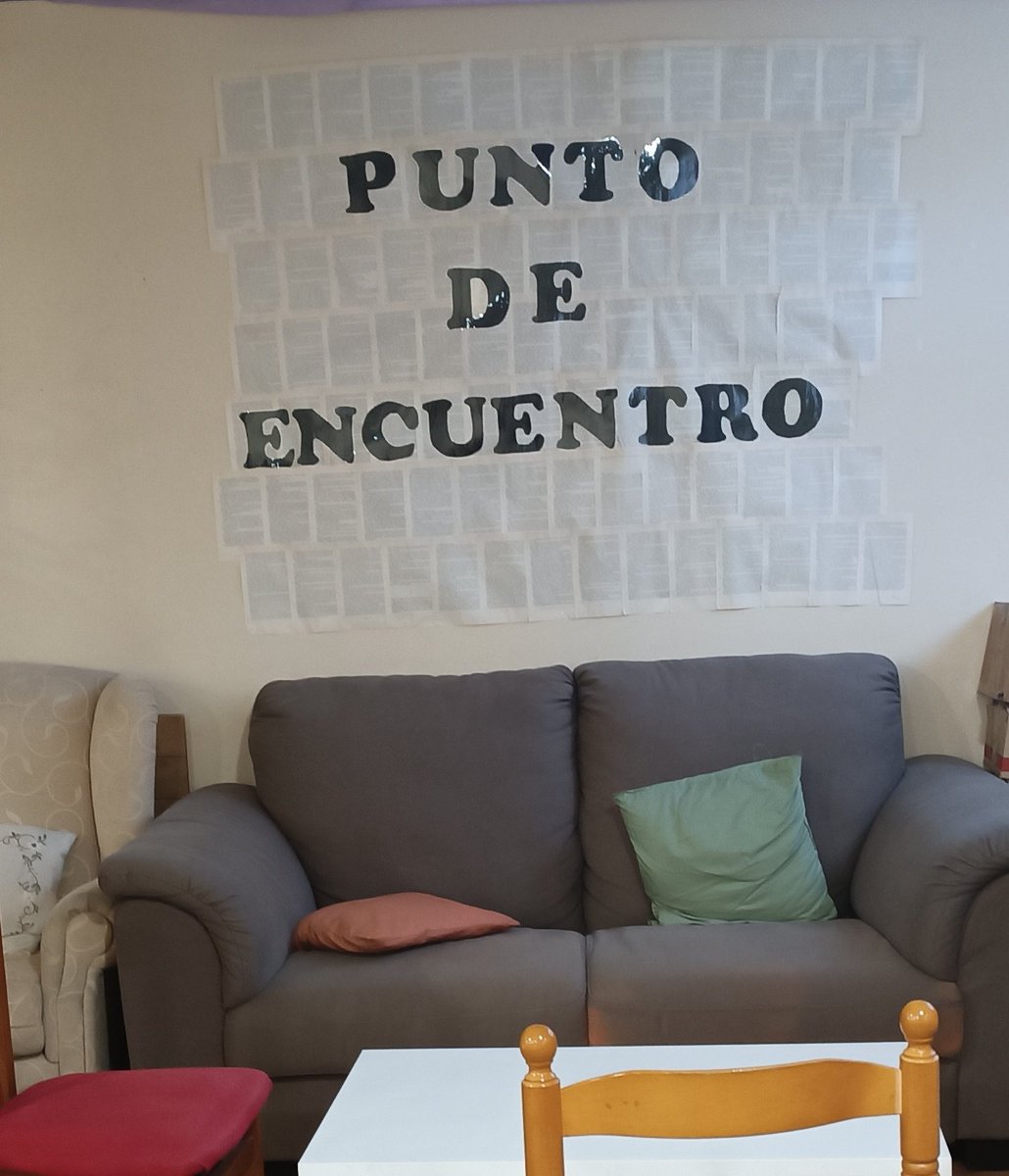 Es lunes, es enero, es lluvia, gris y frío.
Hay quién dice que es triste y es azul pero... también es tarde de libros nuevos y de lugares calentitos en los que encontrarse. 
Estamos hasta las 21:00 😊