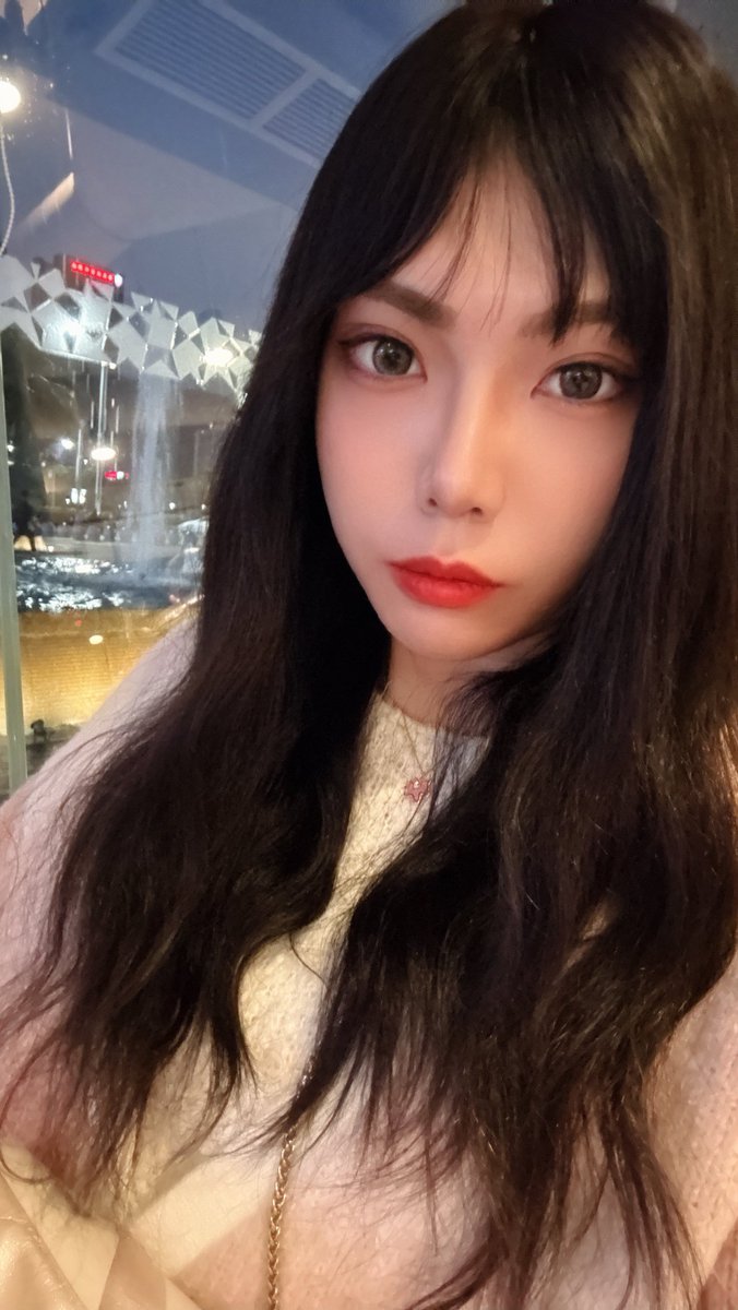 谁能告诉我，为什么美颜相机拍出来这么糊啊😤