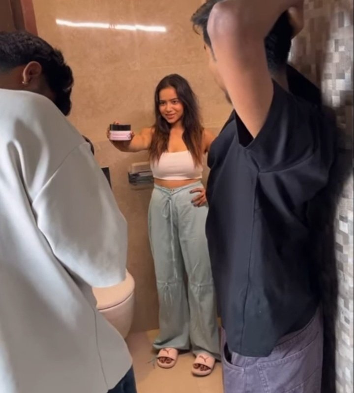 flying41683's tweet photo. Ye toh meri soch se bhi choti hai 😶😌...iss 1.5 foot ko actress bnna hai 😂 🤣.. irony ho rhi hai 🤣🤣

#ManishaRani #ElvishYadav https://t.co/z9kDB8weUM