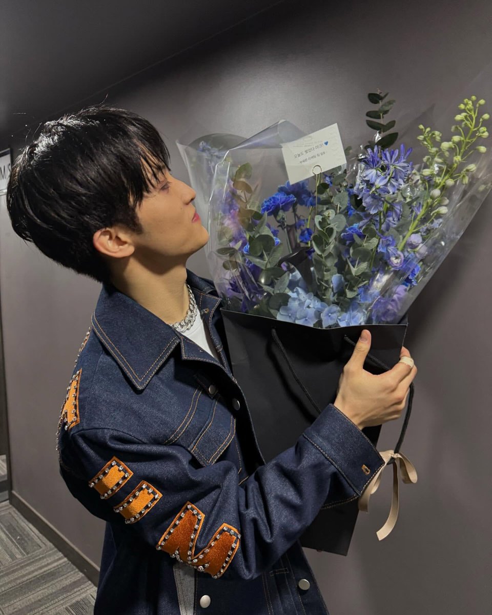 LOOKSMKL's tweet photo. onyourm__ark💐

#MARKxPoloRalphLauren 
#MarkLeeXPoloRalphLauren 
#PoloRalphLaurenxMARK https://t.co/V0WsP2wHYn
