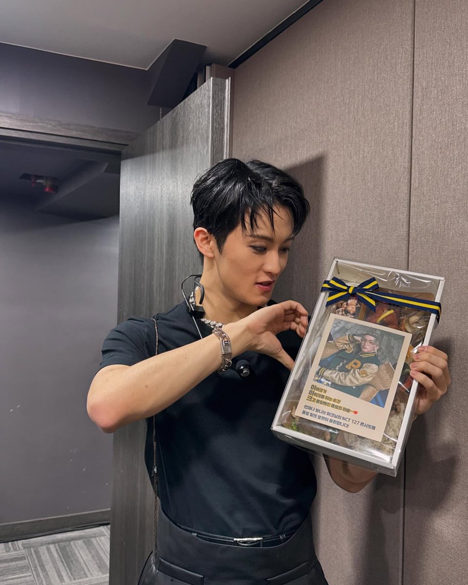 LOOKSMKL's tweet photo. onyourm__ark💐

#MARKxPoloRalphLauren 
#MarkLeeXPoloRalphLauren 
#PoloRalphLaurenxMARK https://t.co/V0WsP2wHYn